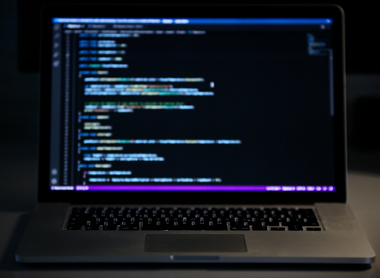 Ein Laptop-Bildschirm zeigt Zeilen von Programmcode.